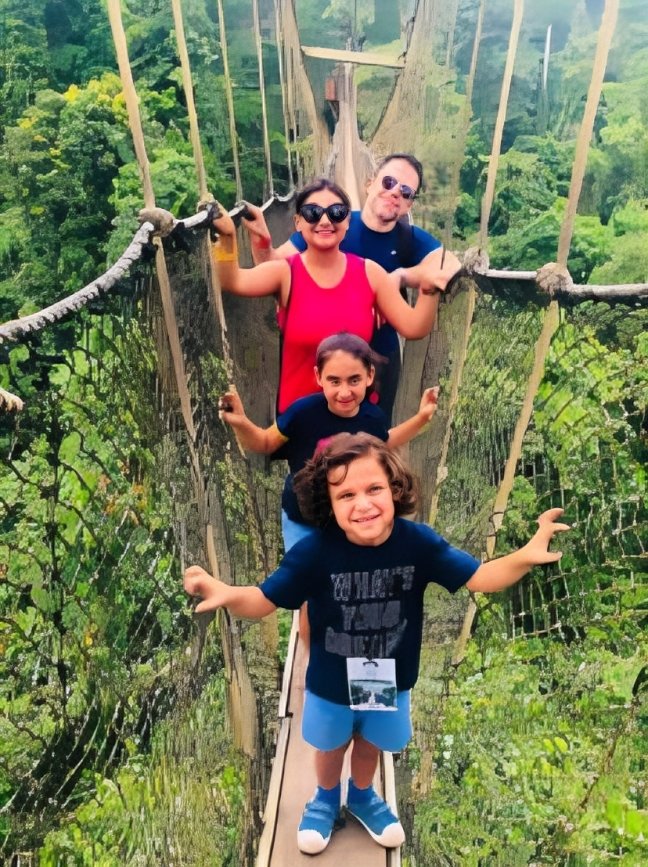 Family-on-the-canopy-bridge-in-Kakum-National-Park-648x867